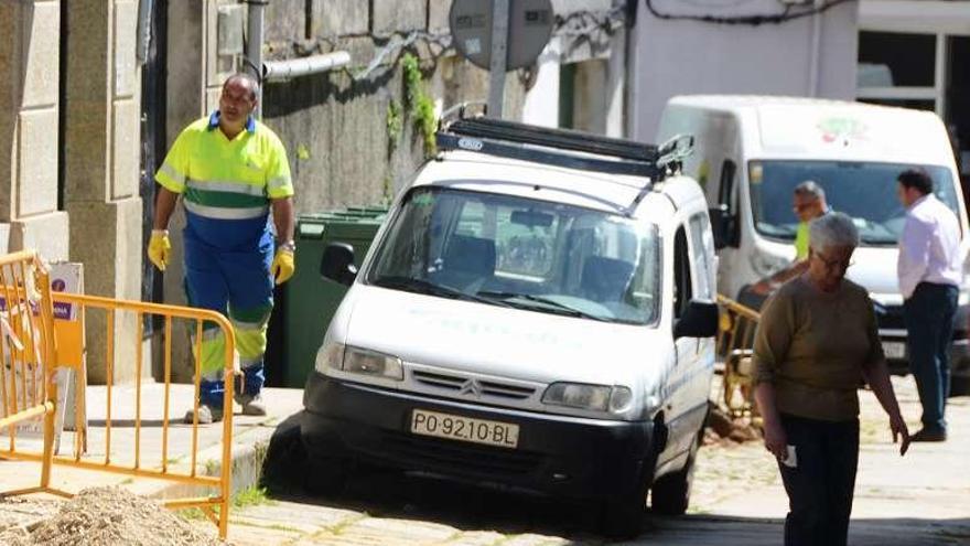 Personal de Aqualia, trabajando en una calle del Casco Vello. // G.N.