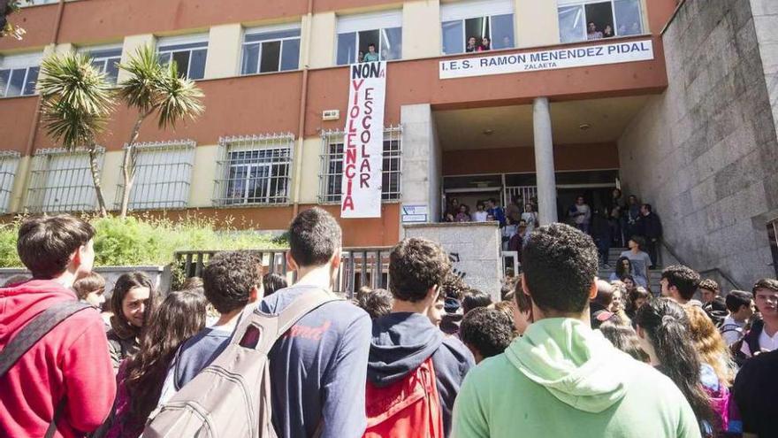 Alumnos en la entrada de un instituto de A Coruña.