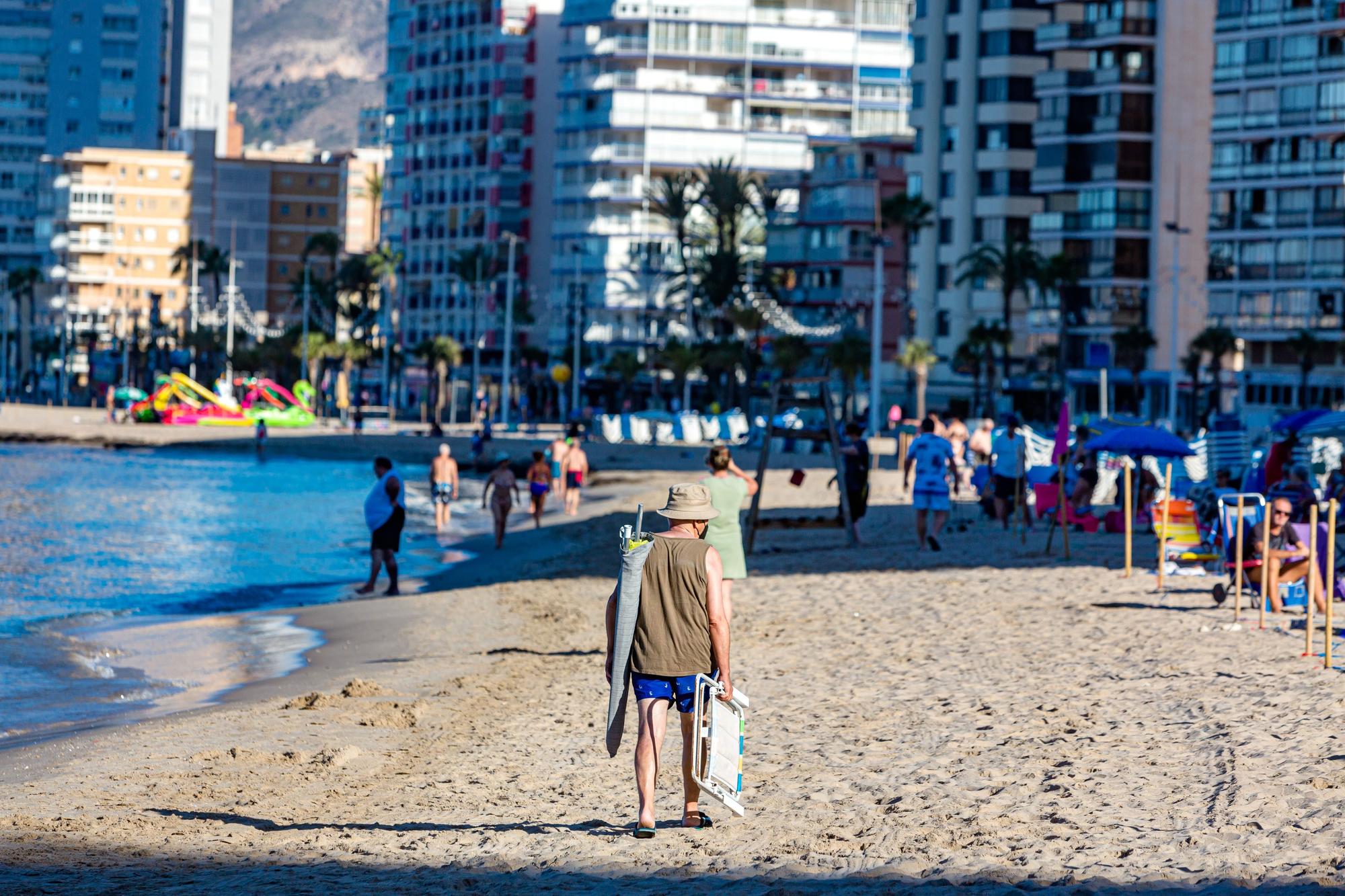 La polémica por la «reserva» de espacio en primera línea vuelve un verano más a Benidorm