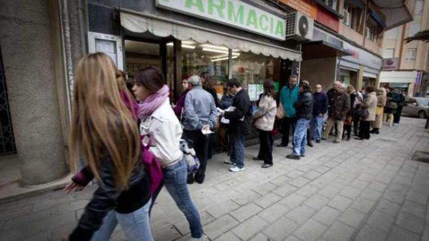 Las farmacias de guardia volvieron a registrar ayer colas de pacientes.