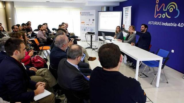 En la mesa, por la izquierda, Cristina Fanjul, Eva Pando y Rubén Hidalgo.