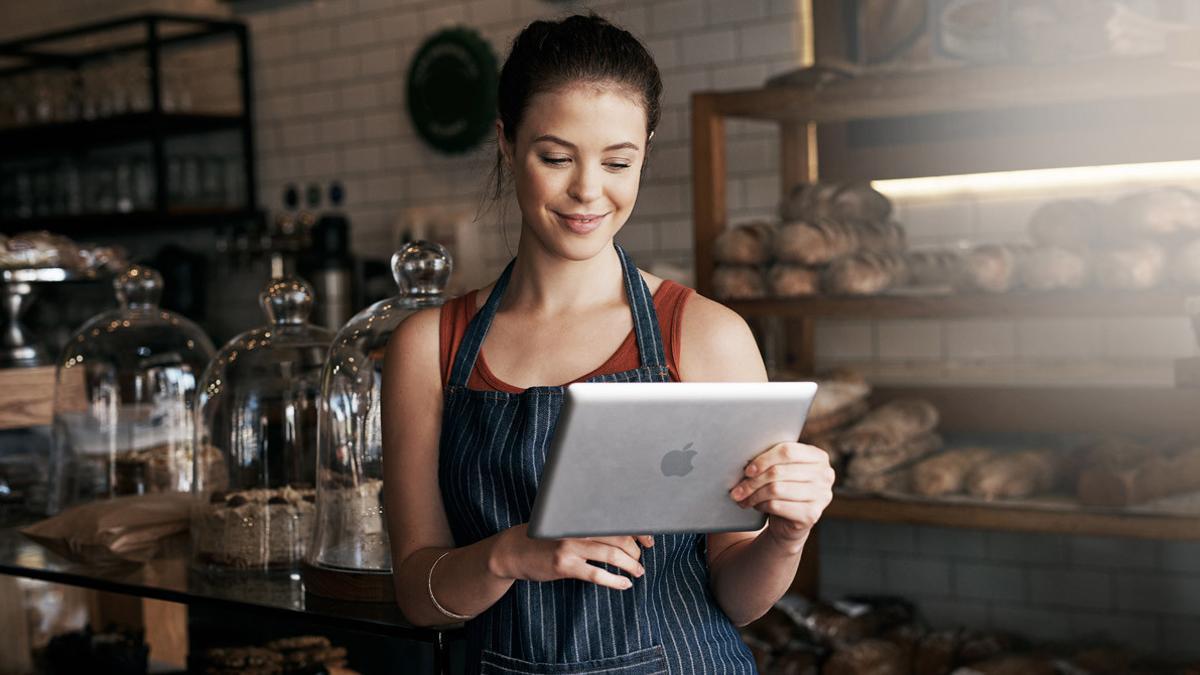 Una pequeña comerciante gestiona su negocio a través de un iPad