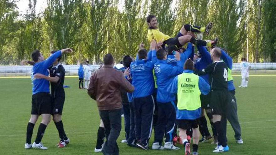 Los jugadores del Jumilla celebran manteando a su portero.