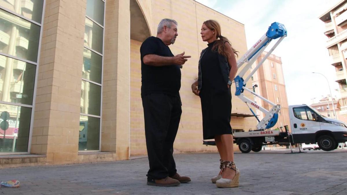 La presidenta del Imdeco, Marián Aguilar, dialoga con el director de Vista Alegre, Pedro Urbano.