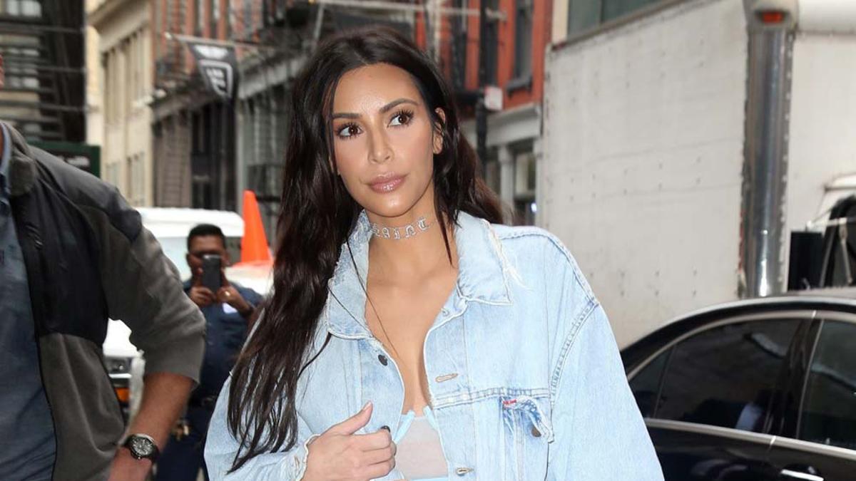 Kim Kardashian con botas de plástcio y look vaquero