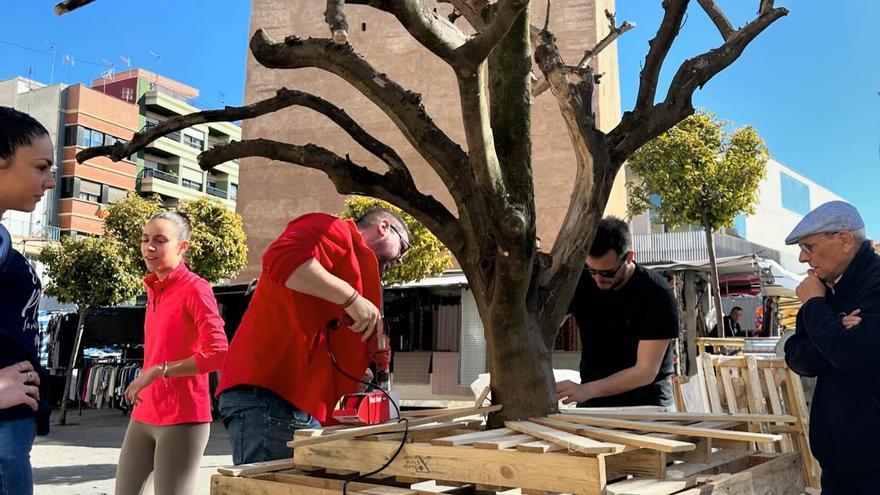 Tres fallas de Torrent, Paterna y Albal colgadas por el artista manchan una gran plantà