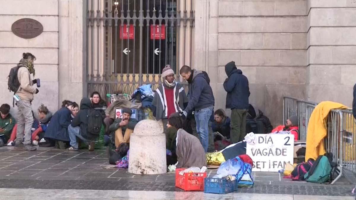 Un grupo de jóvenes continúa en la plaza de Sant Jaume de Barcelona tras el desalojo