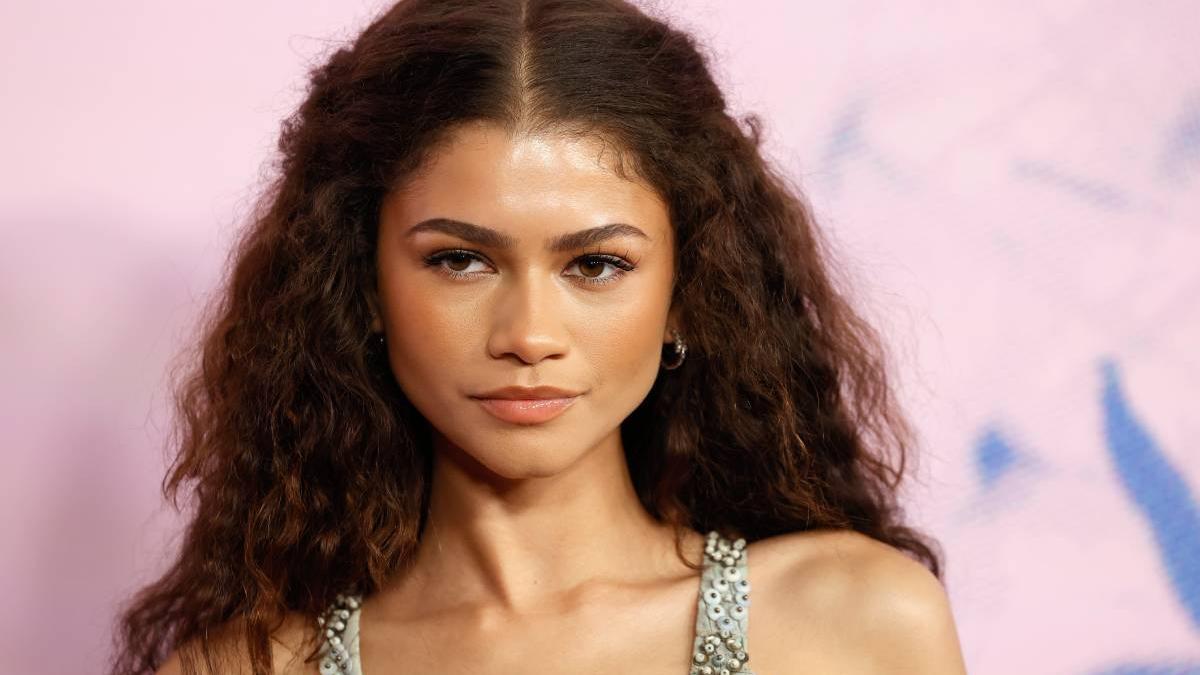 Zendaya actualiza un vestido vintage de flecos y animal print y el resultado es apoteósico