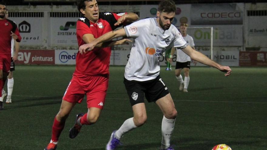 El Ontinyent 1931 controla al balón ante La Nucía, en el Clariano.