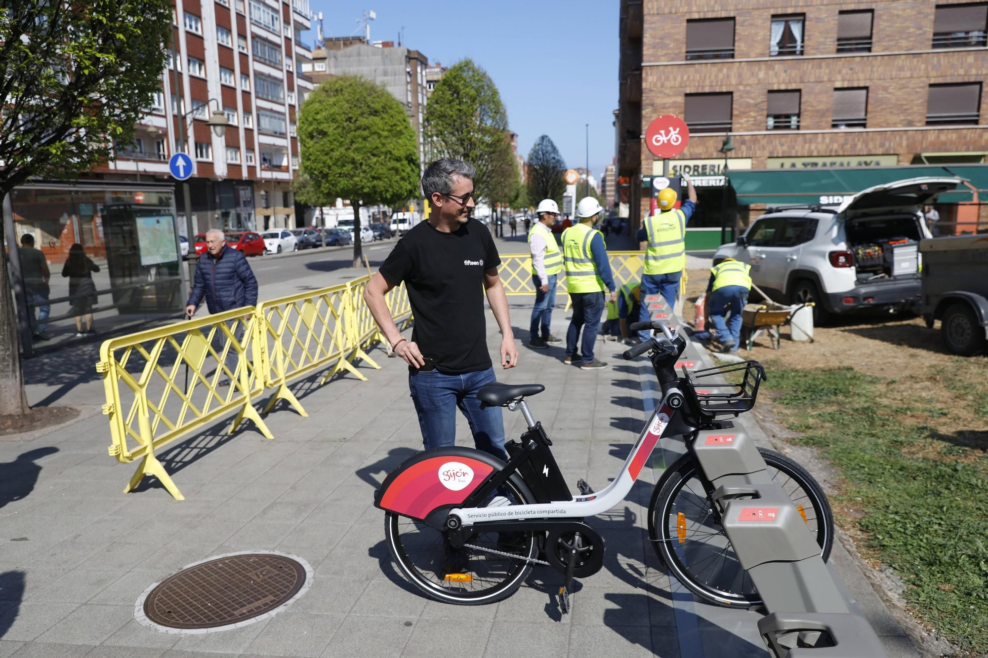 En imágenes: Arranca la instalación de las nuevas estaciones de la red de bicicletas eléctricas en Gijón