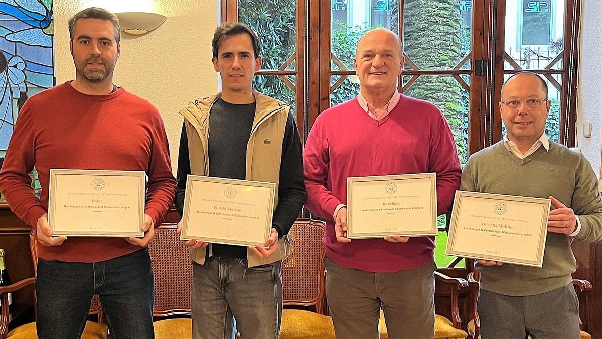 Los representantes de las cuatro bodegas familiares (de izquierda a derecha, Bolet, Eudald Massana, Rovellats y Torrens Moliner) que estrenan el sello de Elaboradores Integrales de la DO Cava.