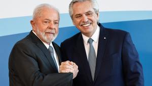 El presidente de Argentina, Alberto Fernández, saluda a su homólogo de Brasil, Luiz Inácio Lula da Silva, durante la cumbre del Mercosur, este martes en Puerto Iguazú (Argentina).