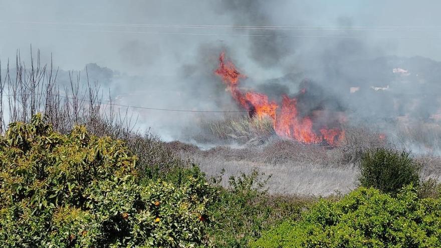 Arde un coche en una carretera de Santa Eulària