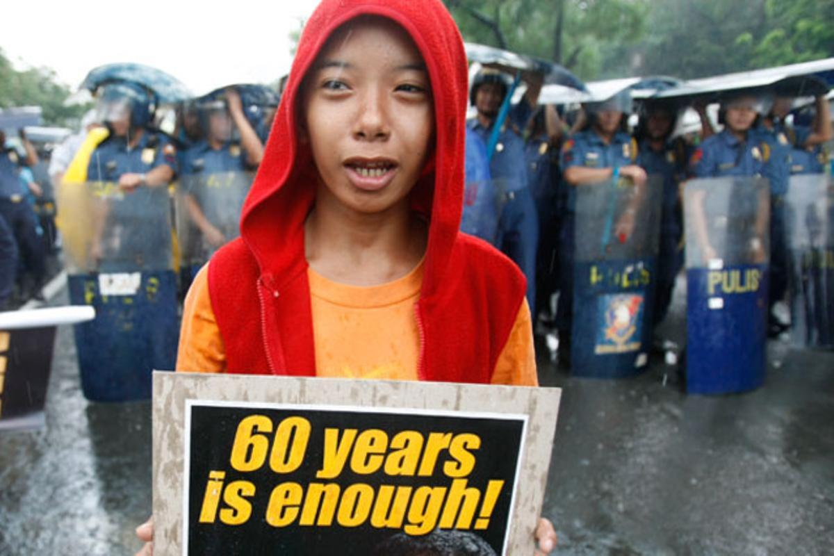 Un manifestant protesta a Manila (Filipines) per la visita de Hillary Clinton en el 60è aniversari de la firma del Tractat de Mútua Defensa entre els Estats Units i les Filipines.