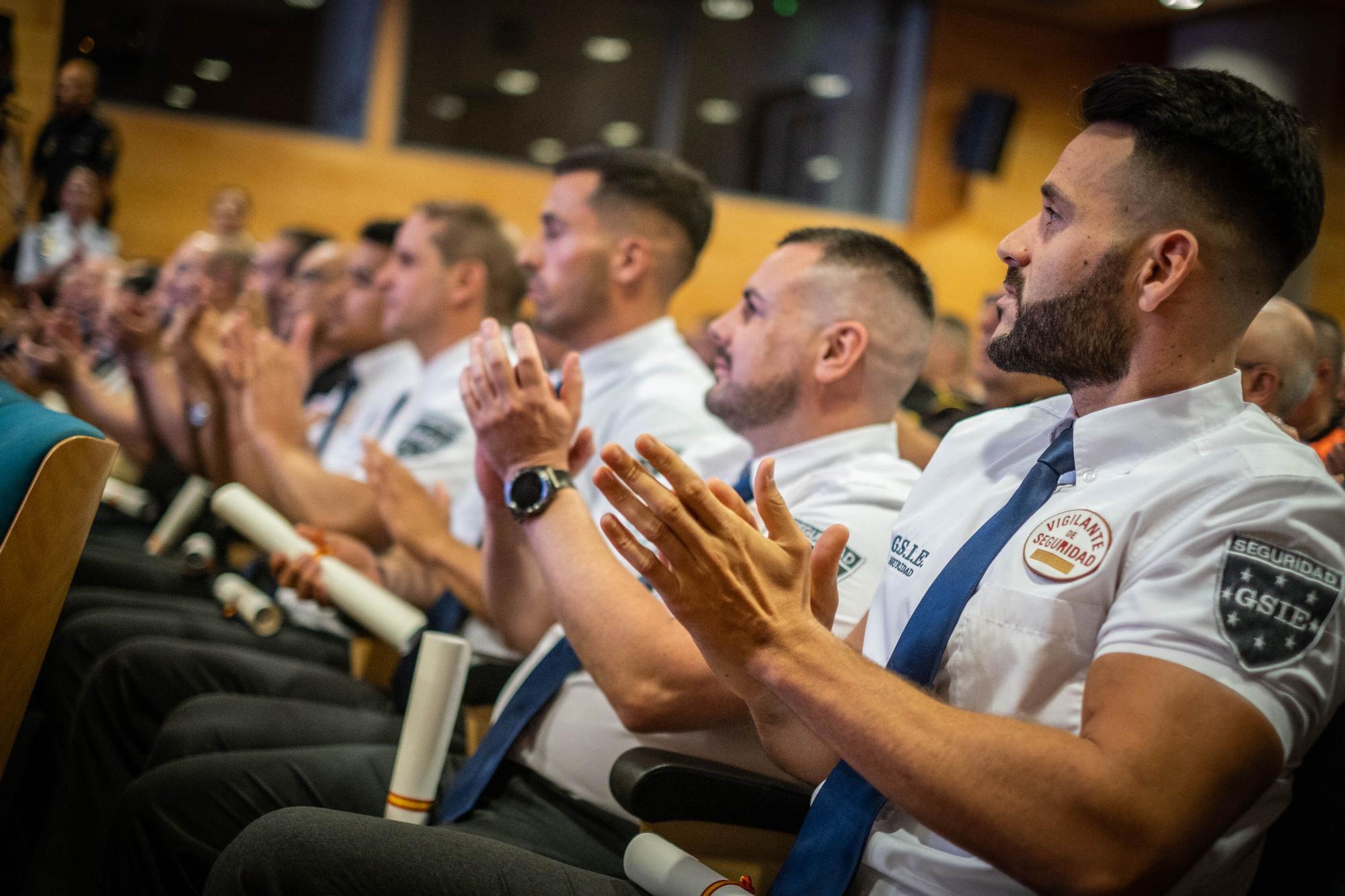 Entrega de distinciones a vigilantes de seguridad por la Policía Nacional