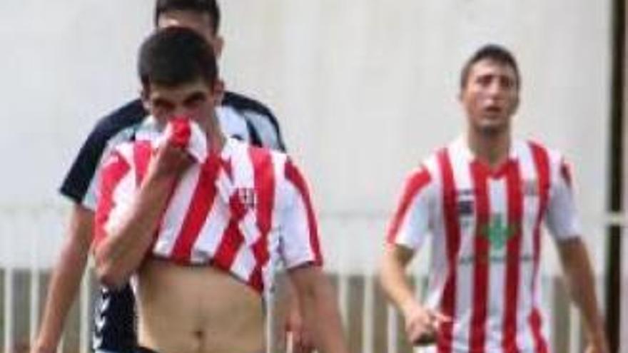 Un jugador del Onda se tapa la nariz durante el partido.