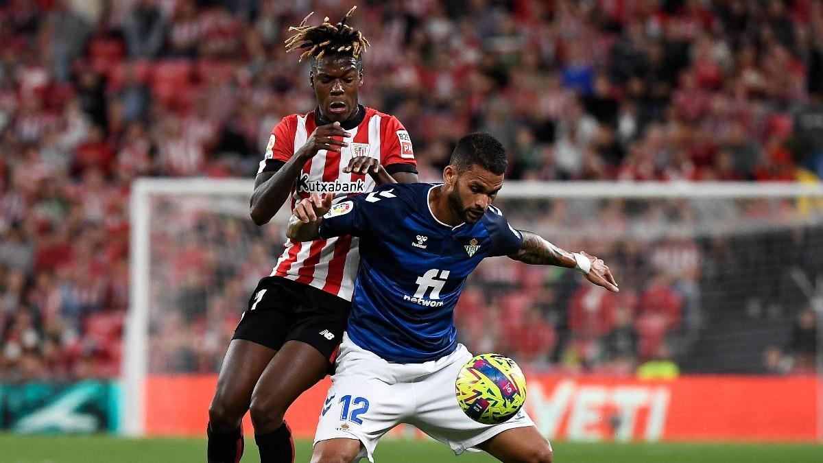 Nico Williams pelea un balón a Willian José