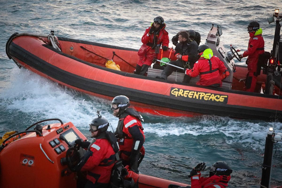 Ecologistas de Greenpeace colocaron una pancarta en una acción en una plataforma de Shell, en el Mar del Norte, para expandir un yacimiento de petróleo y gas existente, frente a la costa de Cherburgo, en el noroeste de Francia