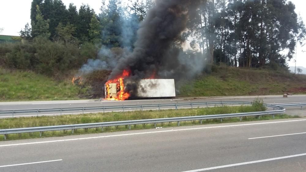 Accidente de un camión en la A-8 a la altura de Villaviciosa