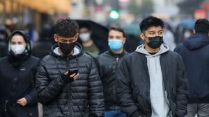 Varias personas caminan con la mascarilla puesta en Madrid.