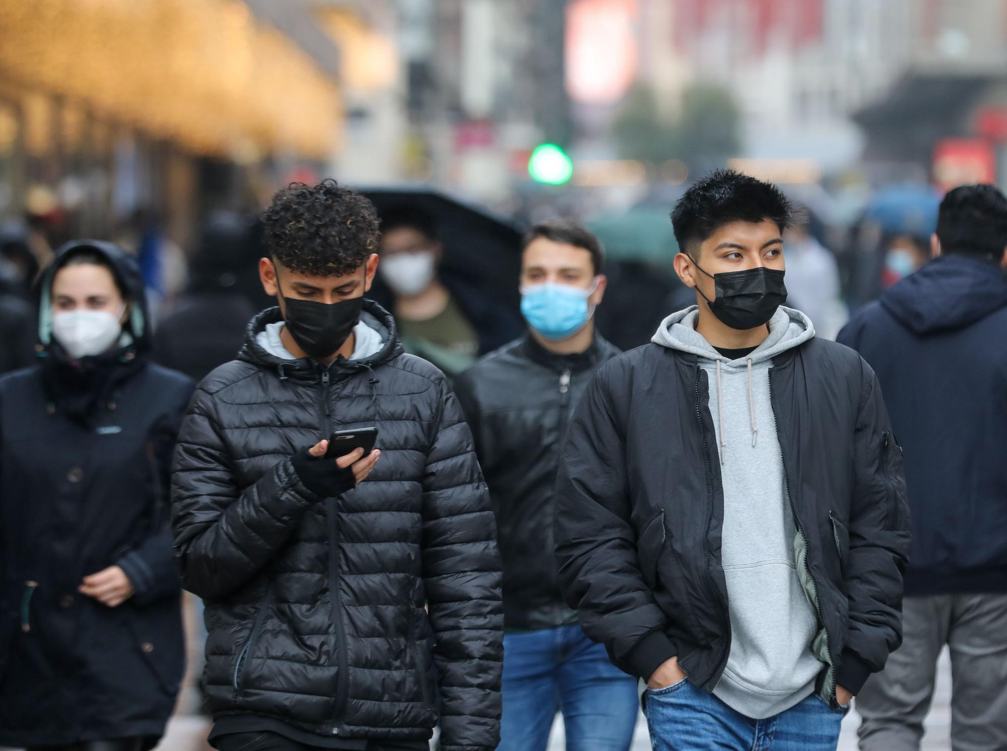 Varias personas caminan con mascarilla en Madrid.