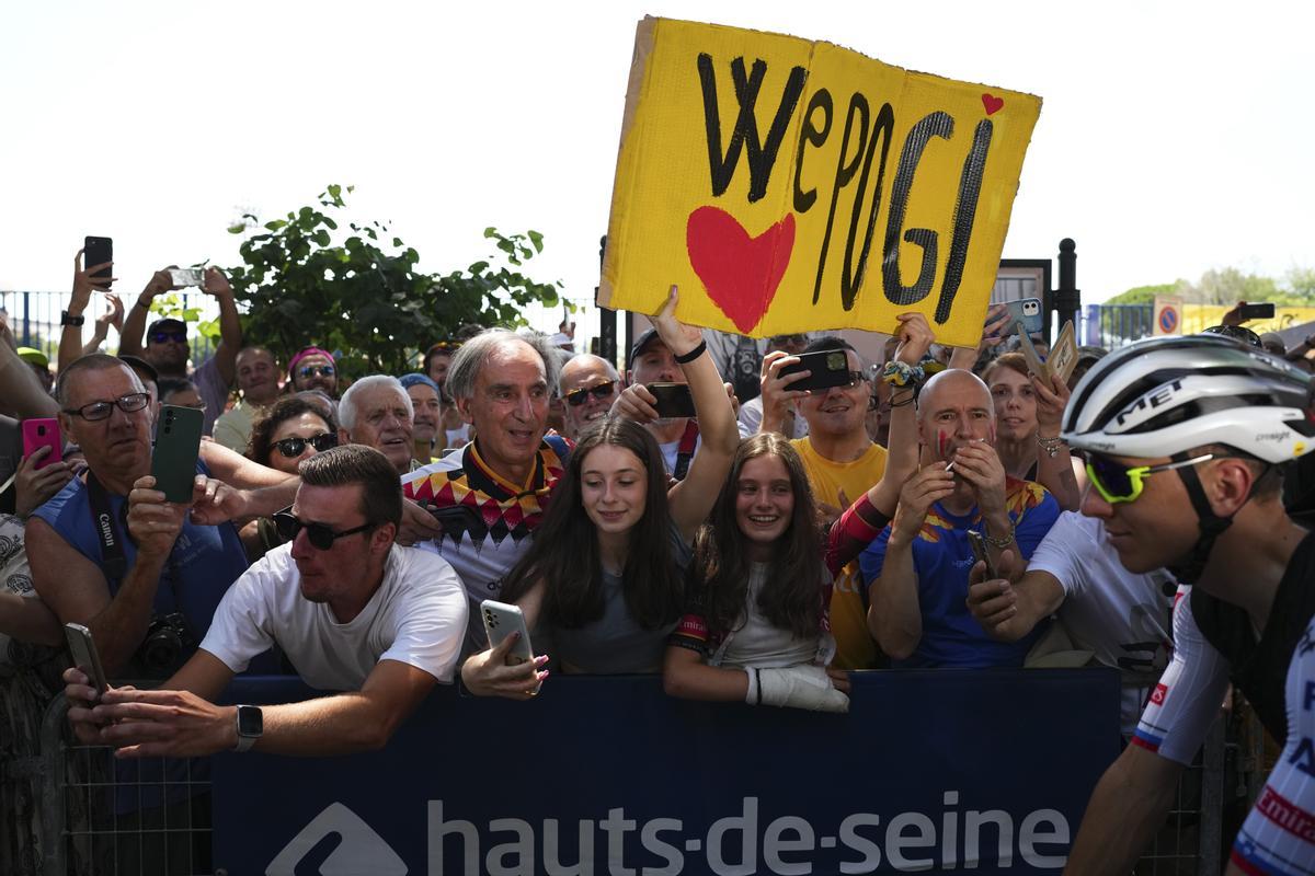 Fans del ciclista esloveno Tadej Pogacar sostienen una pancarta en su apoyo durante una etapa del Tour.