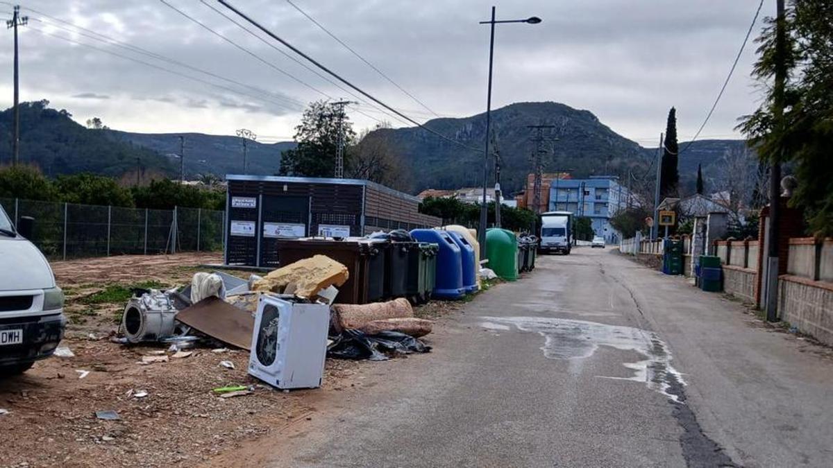 La isla de contenedores inacabada junto al camino de la Solana