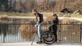 Un hombre parapléjico vuelve a caminar gracias a unos implantes cerebrales y una 'mochila'