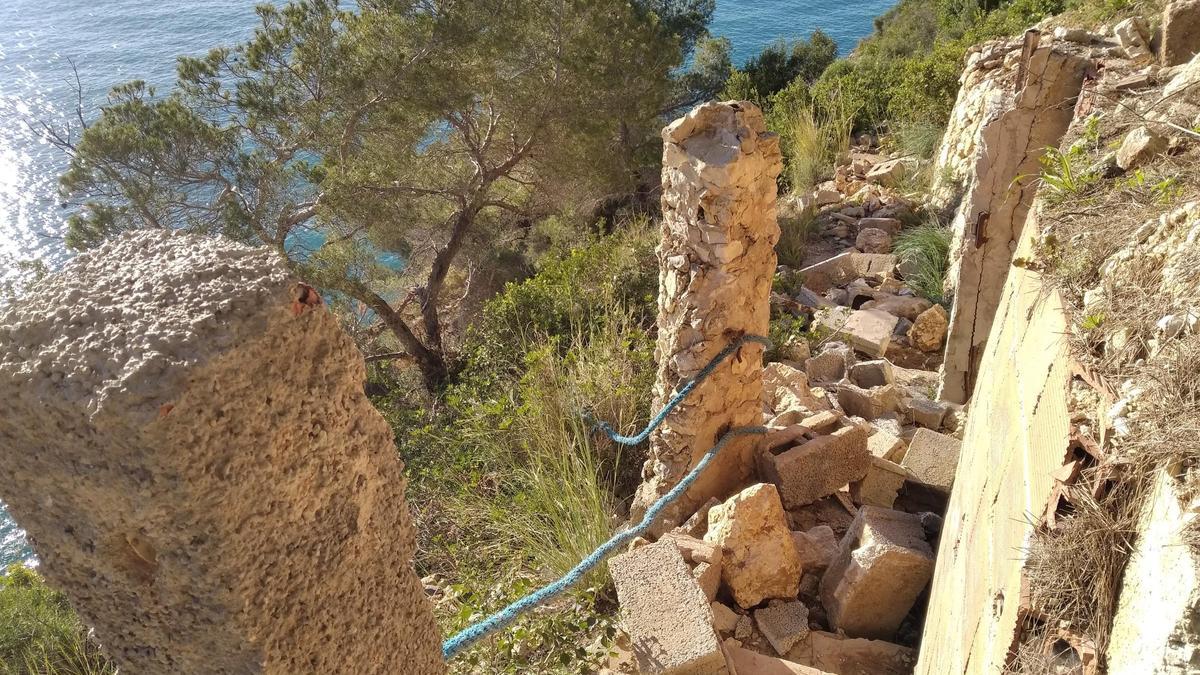 La senda ha desaparecido debajo de los bloques de hormigón tirados