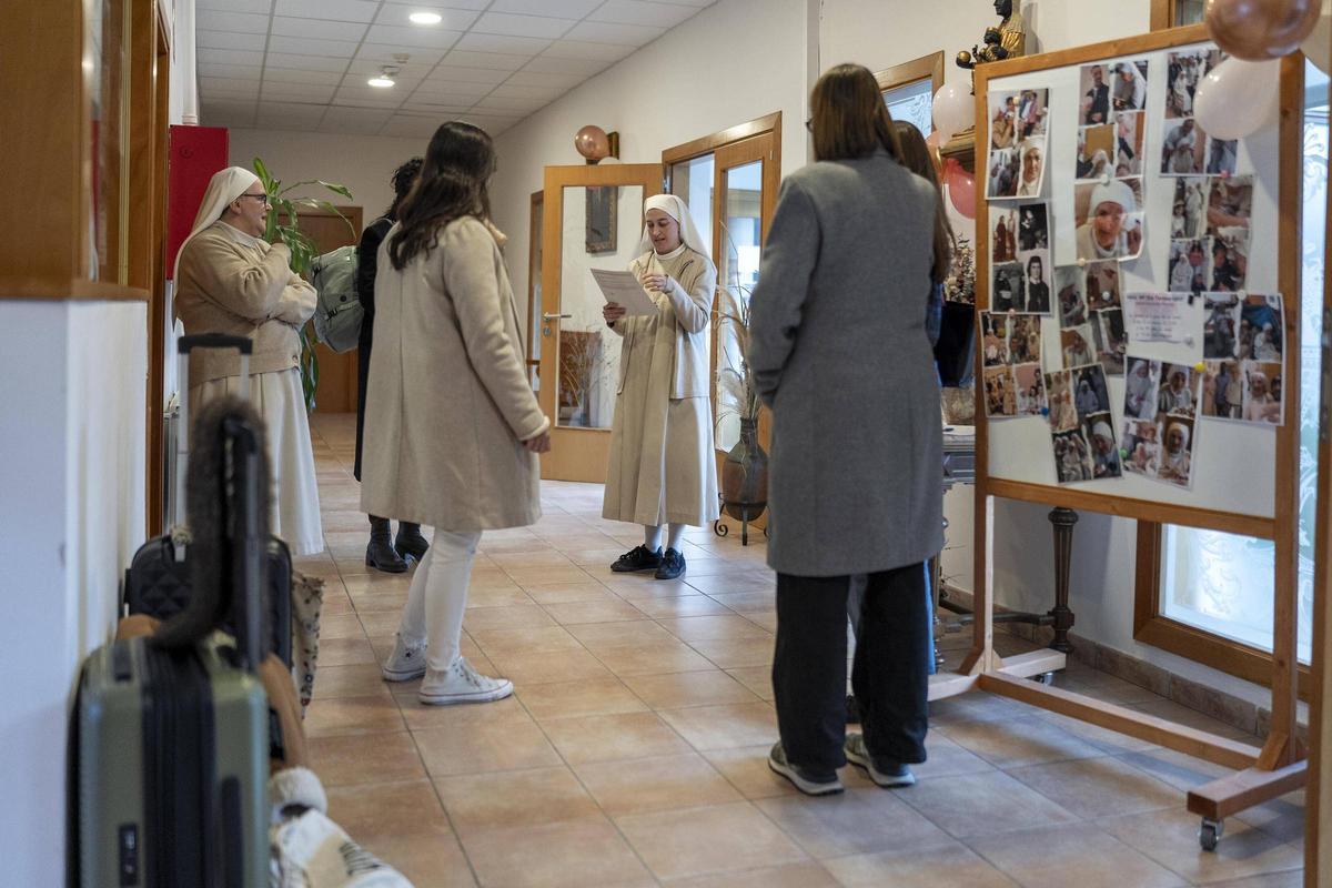 La hermana María Lourdes, a la izquierda, recibe a un grupo de participantes de un retiro espiritual en la casa  Mare de Deu de Montserrat, en Caldes de Montbui