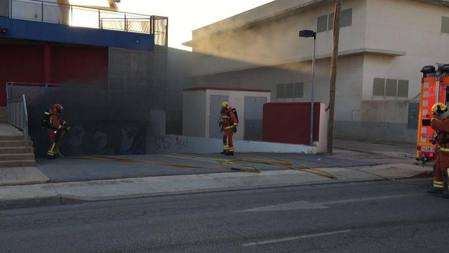 Los bomberos sofocan un fuego en un garaje de una zona de ocio del Port