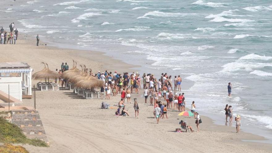 La playa, tras precipitarse el avión en el mar.