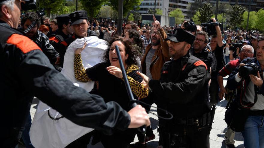 Protestas ante el juzgado: &quot;No es abuso, es violación&quot;