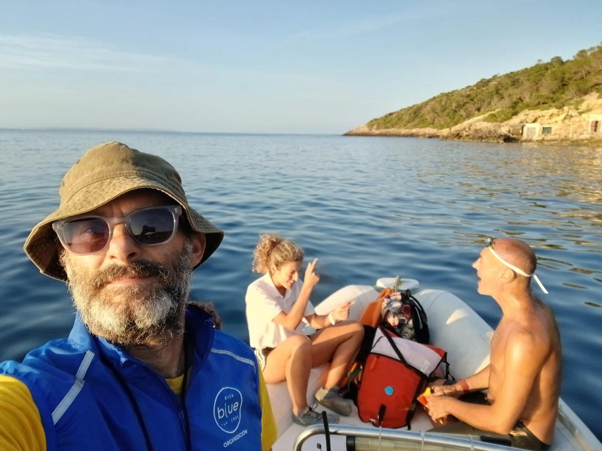 Emilio Tena junto a Ibiza blue challenge, en su travesía.