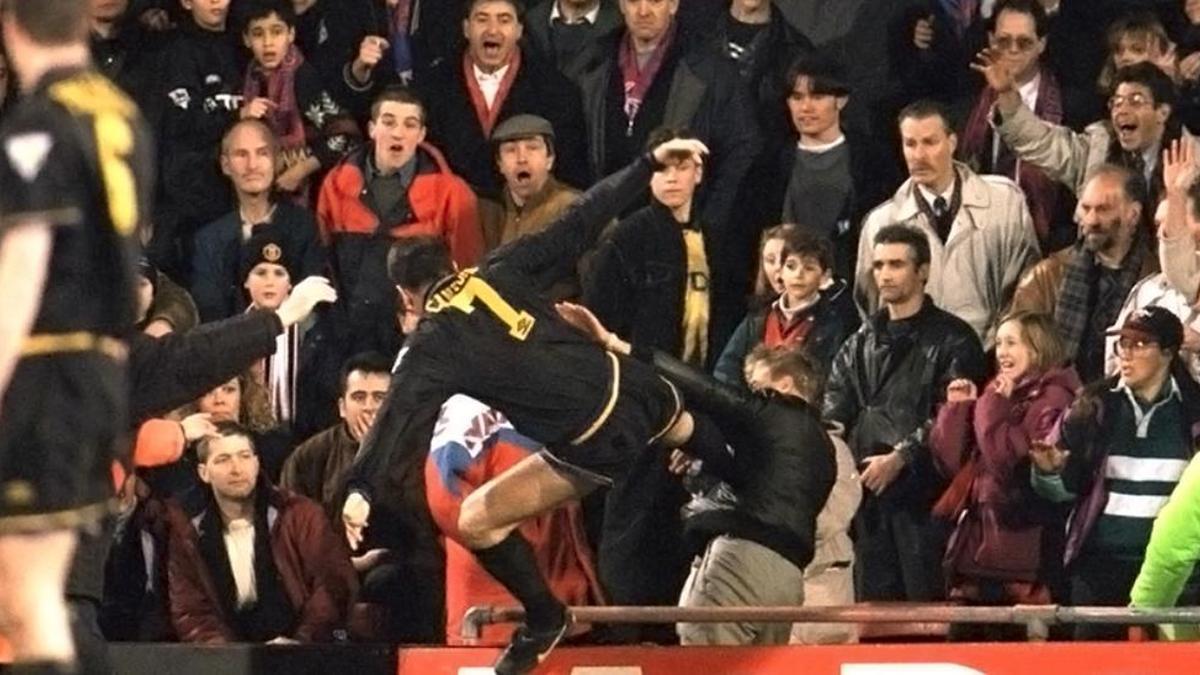 Momento en el que Cantona patea a Matthew Simmons.