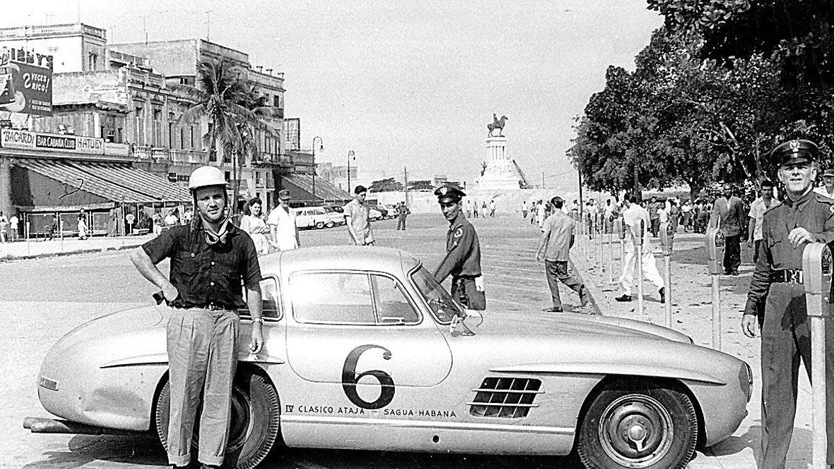 García Cifuentes, en una foto antigua, delante de su coche