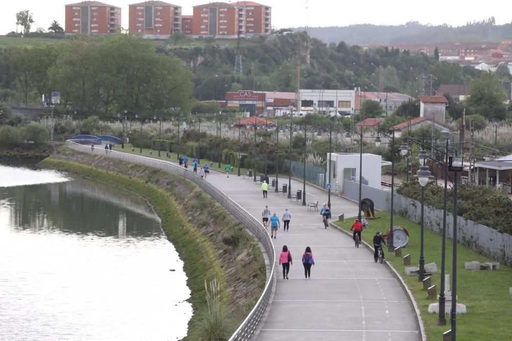 Avilés se llena de deportistas en la primera fase del desconfinamiento.