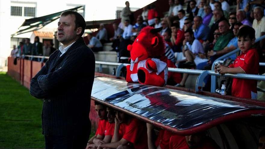 Los resultados refrendan el trabajo del técnico en el banquillo de A Lomba. // Iñaki Abella
