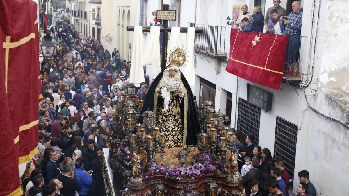 La Virgen de la Soledad, por las calles del barrio de Santiago en la tarde del Viernes Santo.