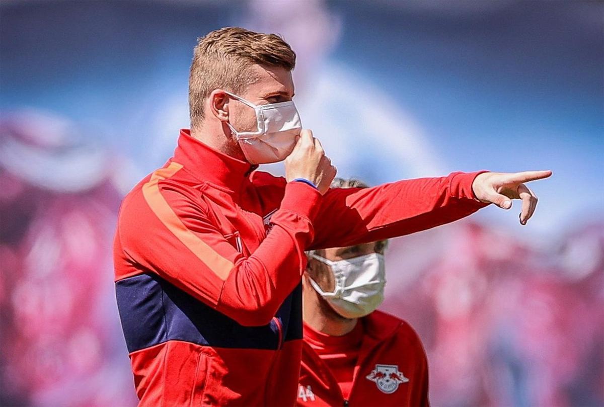 Timo Werner, con máscara en el calentamiento del RB Leipzig Timo Werner, con máscara en el calentamiento del RB Leipzig