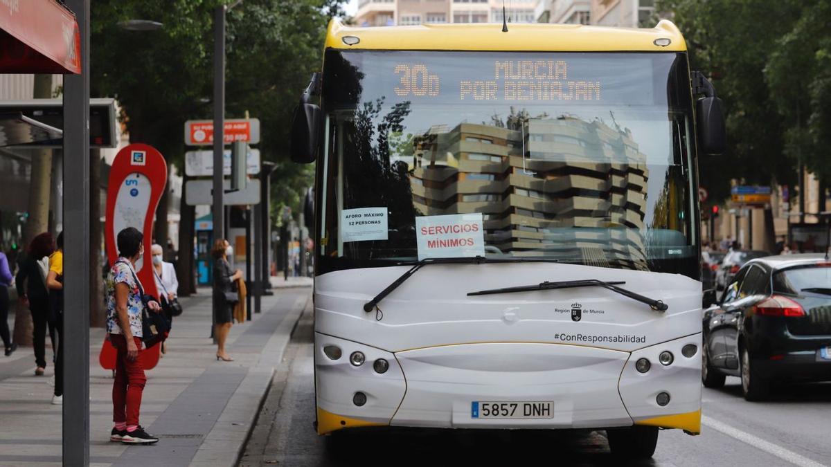 Un autobús de Beniaján en la última huelga del transporte de Murcia. | JUAN CARLOS CAVAL5