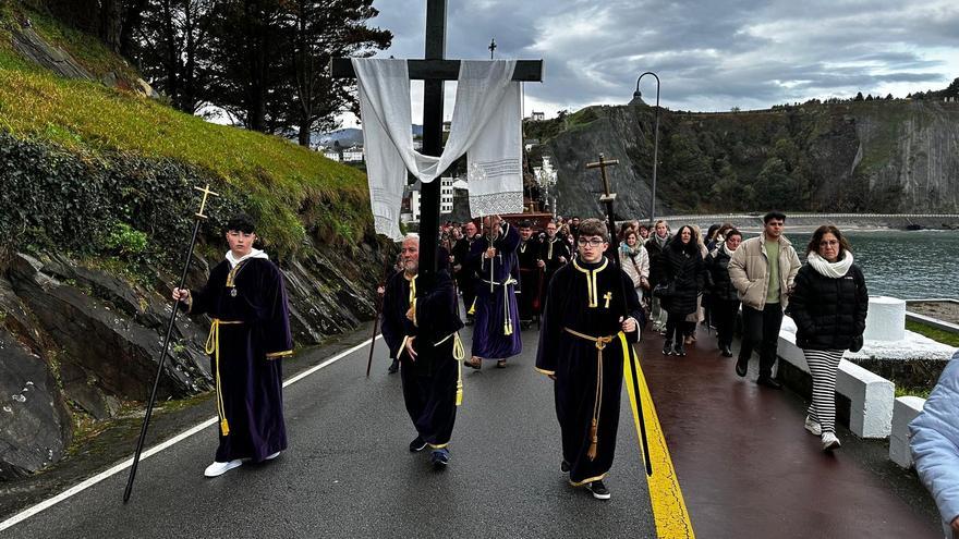 La procesión de la Soledad, la más madrugadora de Luarca, gana fieles