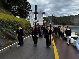 La procesión de la Soledad, la más madrugadora de Luarca, gana fieles