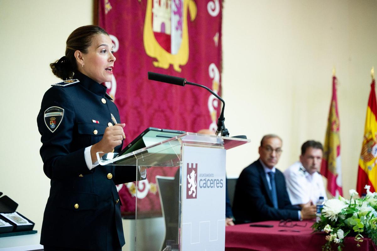 Galería | Así ha sido la entrega de distinciones a los agentes de la Policía Local de Cáceres por la festividad de la Virgen del Carmen