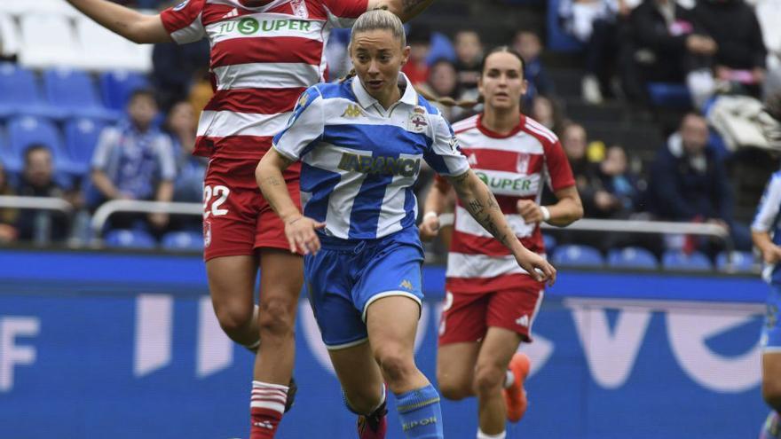 Ainhoa Marín conduce la pelota ante el Granada