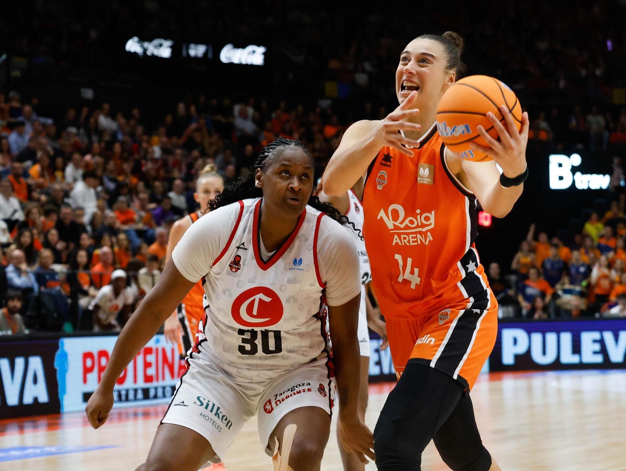 En imágenes | Primer partido de la final entre Valencia Basket y Casademont Zaragoza