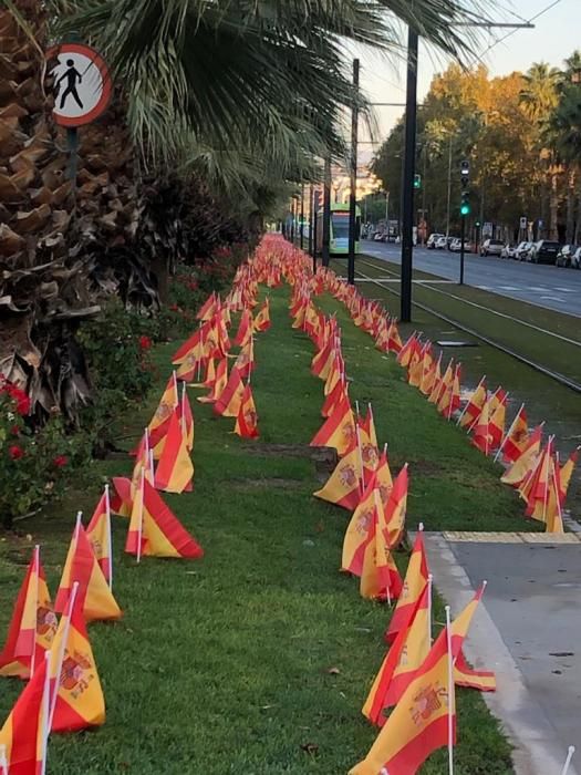 La Avenida Juan de Borbón de Murcia amanece con miles de banderas de España por las víctimas del coronavirus