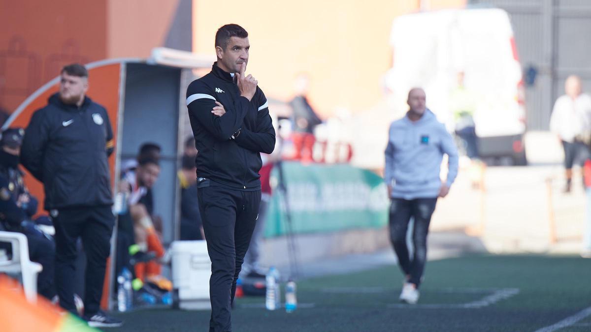 Rubén Torrecilla no encuentra soluciones en el área técnica de San Gregorio durante el Torrent-Hércules.