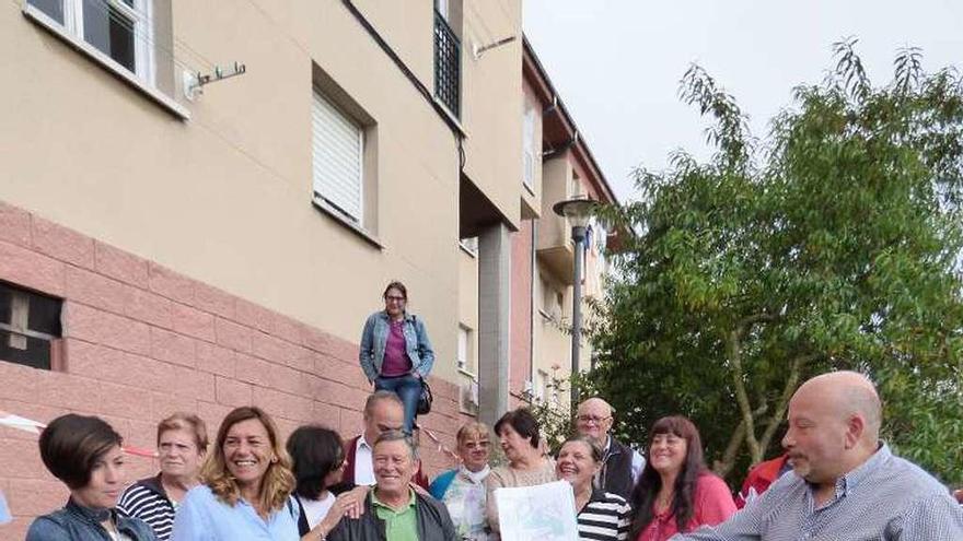 A la izquierda, la concejala de Somos Tineo, Adriana del Oso, y la diputada de Podemos, Rosa Espiño, con los vecinos afectados.