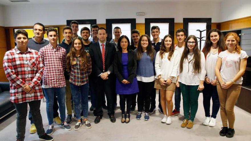 Los alumnos del colegio de la Inmaculada posan junto a Guillermo Martínez, consejero de Presidencia.